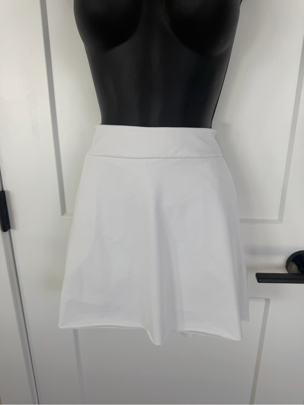 KAYODEN LADIES WHITE GOLF SKORT - pockets-and back pleats  sz MEDIUM
